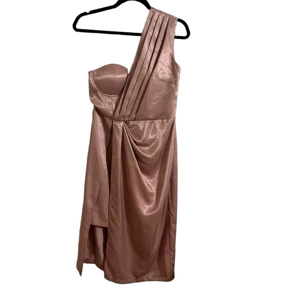 Boohoo Dresses & Skirts - NWT boohoo Occasion One Shoulder Drape Mini Dress Champagne Pink Satin Size 6 S